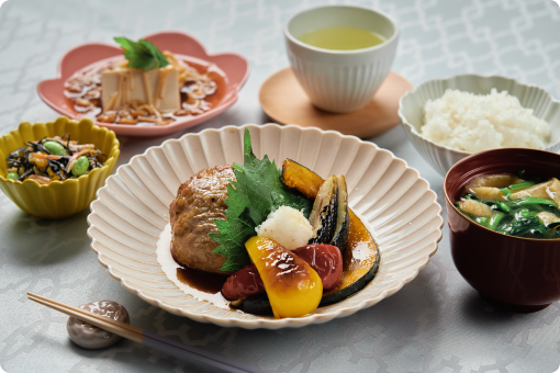 ワンプレートのイカバーグ・トマトの塩麹・じゃがいもとひじきの煮物