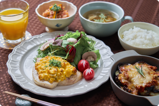 エビチリ・中華風豚しゃぶサラダ・ほうれん草とツナと錦糸玉子のあえもの・杏仁豆腐